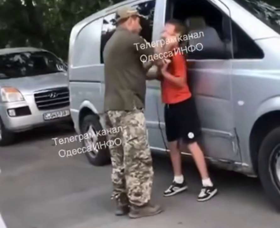Інцидент в Одесі: Воїн ТЦК вдарив неповнолітнього.