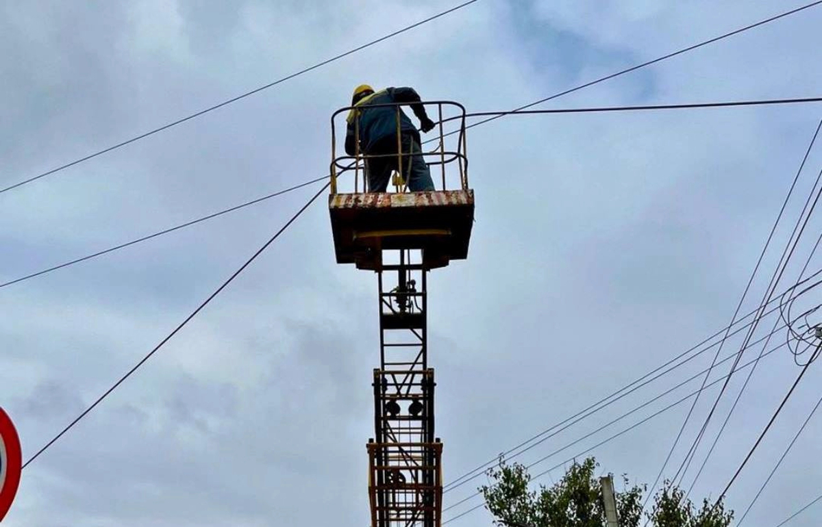 <p><strong>Наслідки обстрілів: 226,7 тисяч родин зі світлом, але нова аварія залишила частину Одещини без електрики</strong></p>