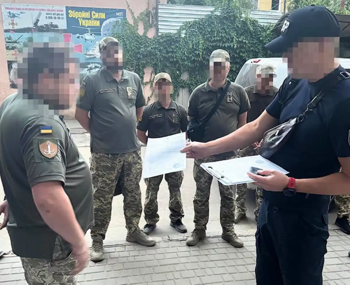 <p><strong>Одеса: 10 працівників ТЦК затримано за збиття автівкою та катування.</strong></p>
