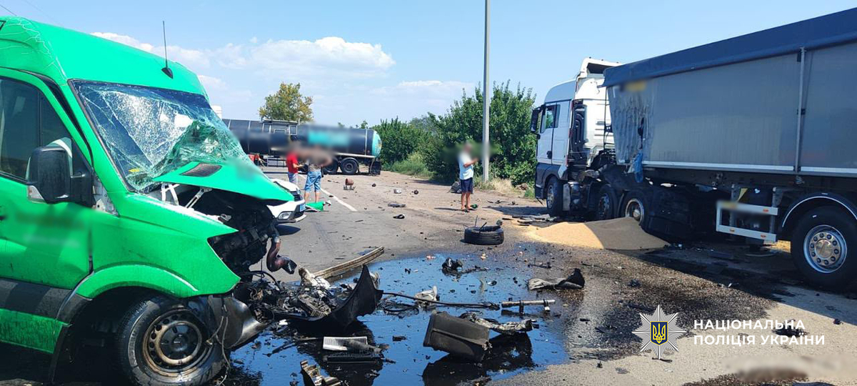 Одещина: мікроавтобус назустріч вантажівкам, водій загинув