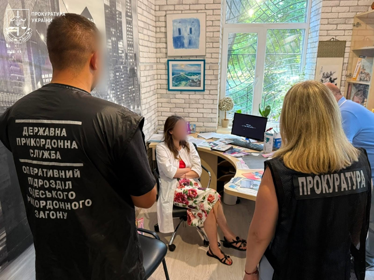 Ось кілька варіантів, до 160 символів, без тега <strong>:
Варіант 1:
"Фіктивні діагнози та інвалідність: Медиків в Одесі викрили на "схемах" за $4000"
Варіант 2:
"Афера з інвалідністю в Одесі: Лікарі продавали фіктивні діагнози за $4000"
Варіант 3:
"Викриття в Одесі: Медики штампували фіктивні діагнози та інвалідність за $4000"
Варіант 4:
"4000 доларів за інвалідність: Одеських медиків викрили на махінаціях з діагнозами"
Варіант 5:
"Одеські лікарі наживалися на фіктивних діагнозах та інвалідності: ціна – 4000 доларів"