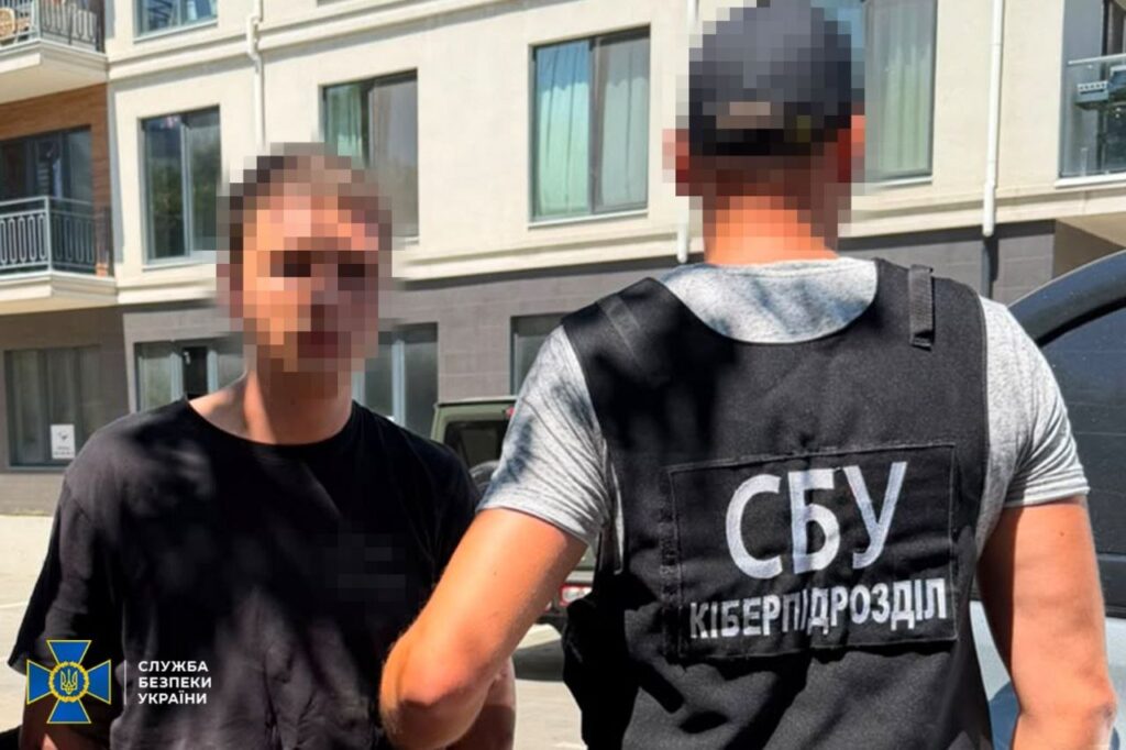 Ось кілька варіантів унікальних назв, кожна довжиною до 160 символів, без тега <strong>:

"Спецслужби РФ" підкинули одеситу "підробіток": військового підозрюють у держзраді
З Одещини: військового, що шукав підробіток, звинувачують у зв'язках зі спецслужбами РФ
"Підробіток" в обмін на державу: військового з Одещини підозрюють у держзраді ФСБ
Одещина: військовий, якого завербували через "підробіток", під слідством за держзраду РФ
Замість заробітку – звинувачення у держзраді: військовий з Одещини контактував зі спецслужбами РФ