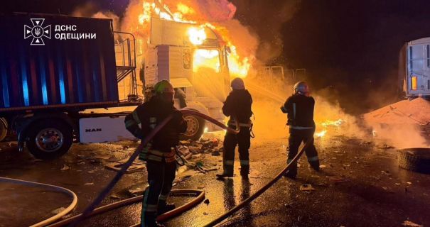 <p><strong>Південь Одещини під вогнем: удари по зерну, загиблі, поранені</strong></p>