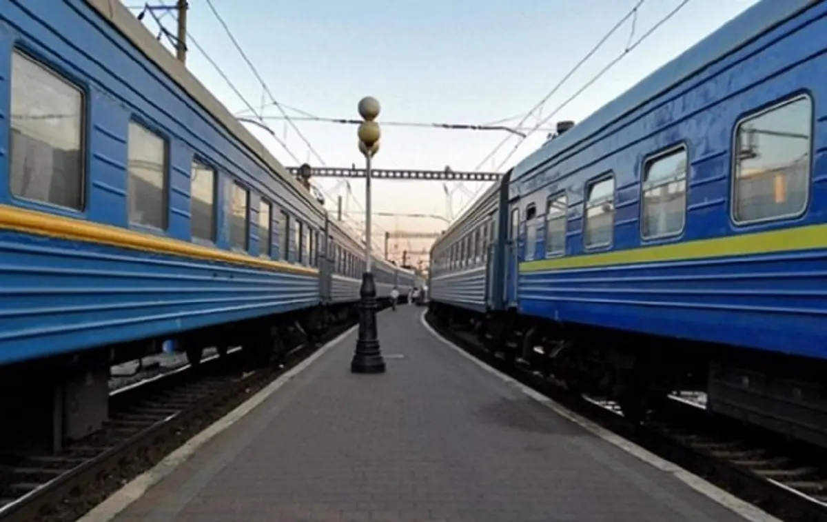 <p><strong>Потяги до Одеси запізнюються: бойові дії впливають на графік руху</strong></p>