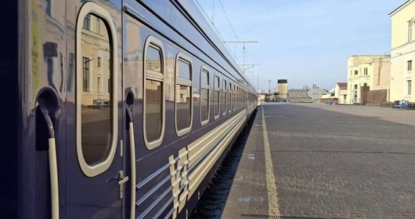 Російський дрон атакував пасажирський потяг на Одещині: 15 дітей в небезпеці.