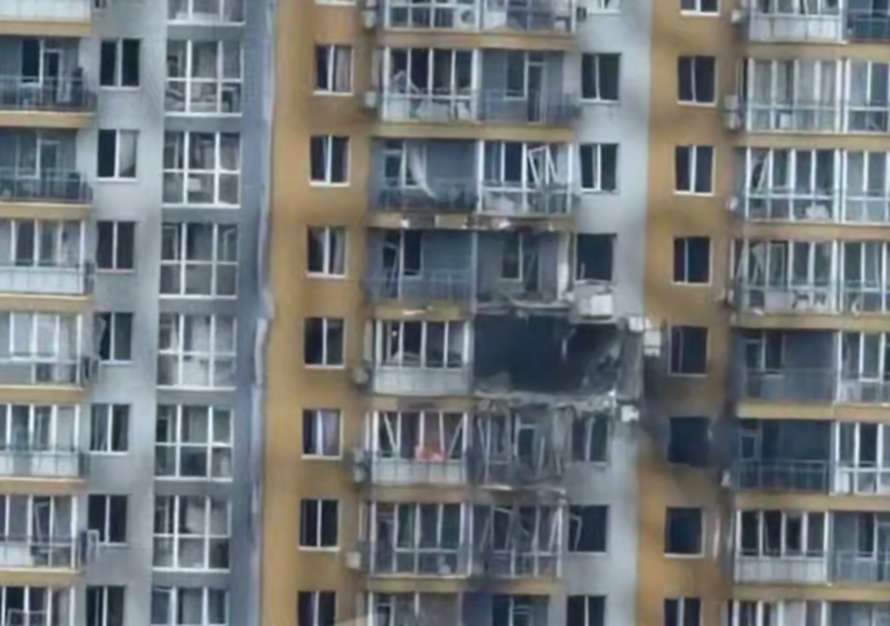 Одеса під обстрілом: ворожий удар по багатоповерхівці, четверо поранених.