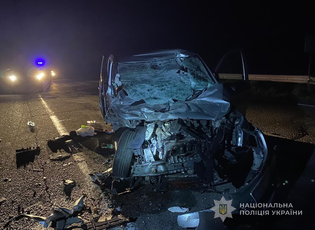 Одещина: Удар мікроавтобуса й вантажівки, троє травмованих.
