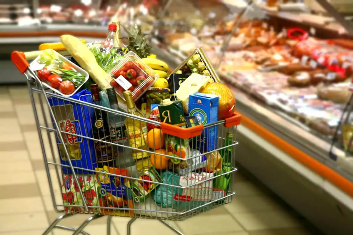 Пусті полиці та "в одні руки": Як українські продукти зникають і обмежуються.