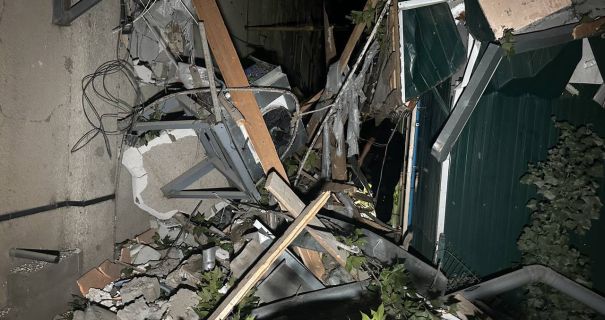 РФ завдала удару по Одещині: вогонь охопив будинки та авто.