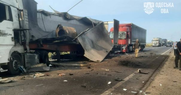 Блискавичний удар на Одещині: ворожі атаки перетворили дорогу на поле бою, знищено автівки, поранені мирні жителі.