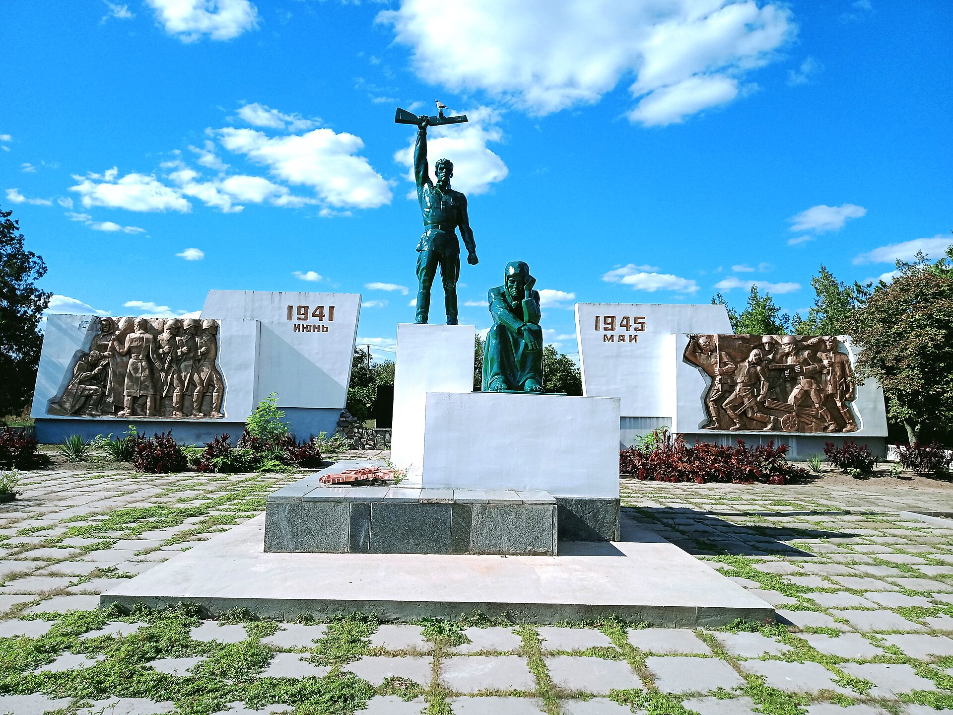 Дерусифікація пам'ятників: Татарбунарщина очищує символіку Другої світової війни від зірок та російських написів.