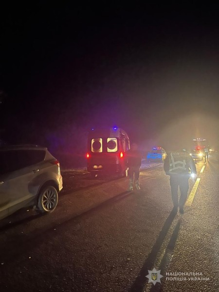 На Одещині Ford врізався у вантажівку: троє постраждалих.