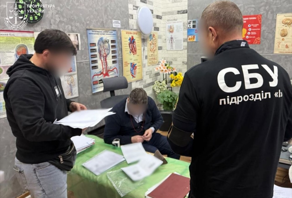Одеса: лікар і експравоохоронець продавали “інвалідність” за $5000. Викрито схему.