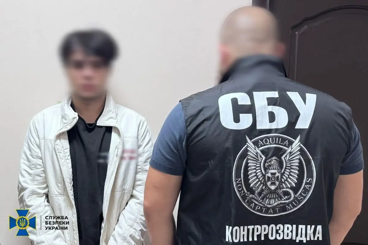 СБУ затримала студента, який хотів вивісити прапор РФ у центрі Одеси.