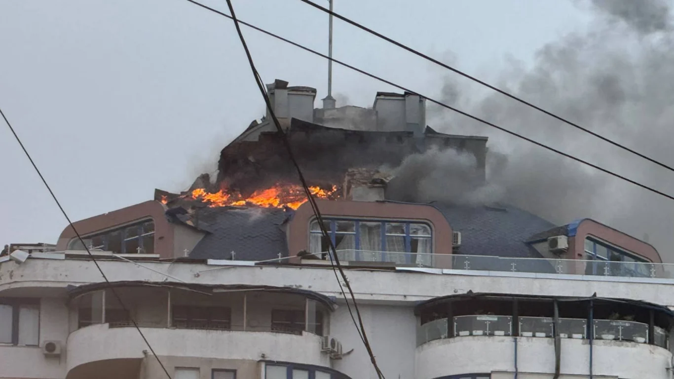 В Одесі палає будинок після російської атаки: постраждали діти.