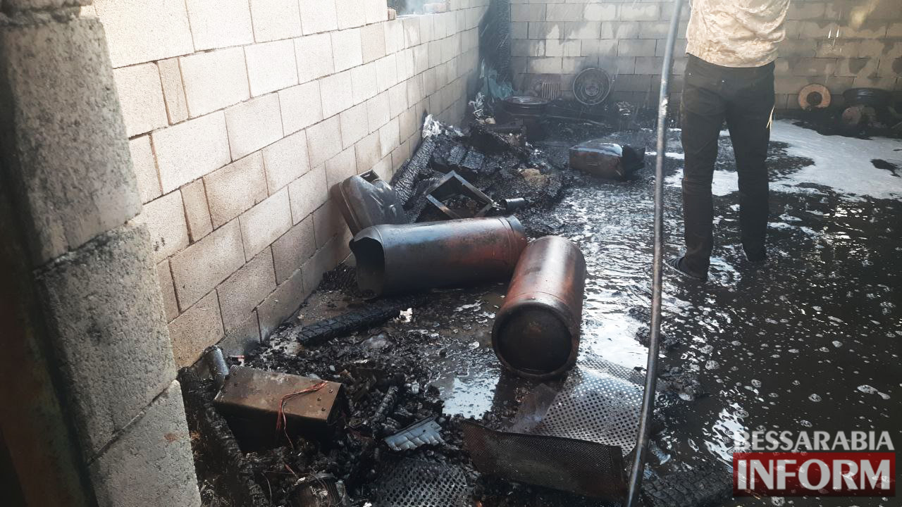 В Білгород-Дністровському районі згорів гараж з автомобілем